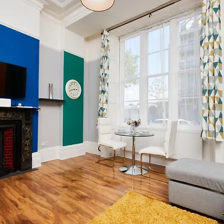 Sleek And Stylish 2 Bed In Clifton - Garden Daire *