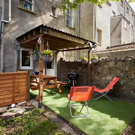 Sleek And Stylish 2 Bed In Clifton - Garden Daire Bristol