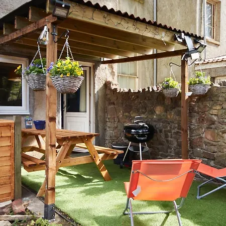 Daire Sleek And Stylish 2 Bed In Clifton - Garden