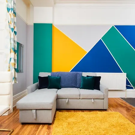Sleek And Stylish 2 Bed In Clifton - Garden *
