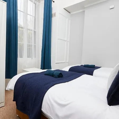 Sleek And Stylish 2 Bed In Clifton - Garden Apartment Bristol