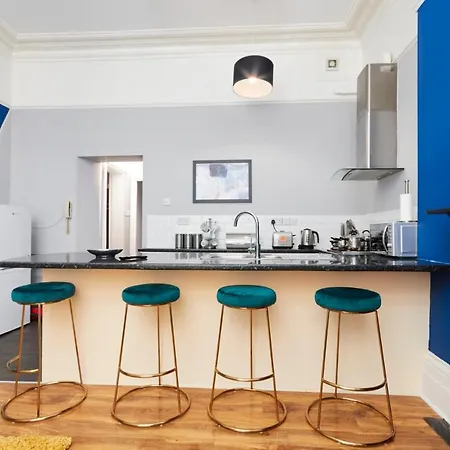 Sleek And Stylish 2 Bed In Clifton - Garden *