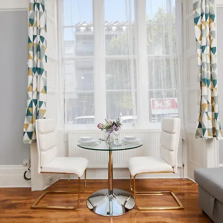 Sleek And Stylish 2 Bed In Clifton - Garden Bristol