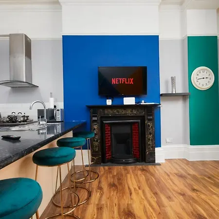 Sleek And Stylish 2 Bed In Clifton - Garden *