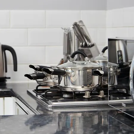 Sleek And Stylish 2 Bed In Clifton - Garden * Bristol