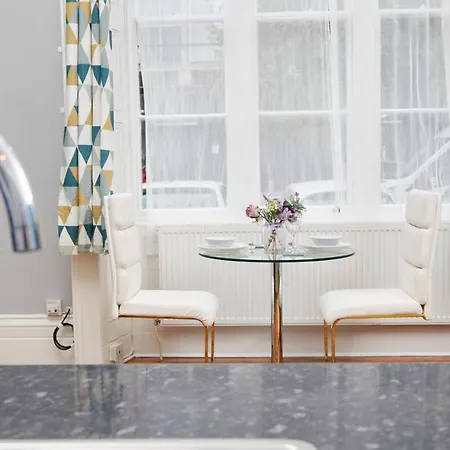 Sleek And Stylish 2 Bed In Clifton - Garden